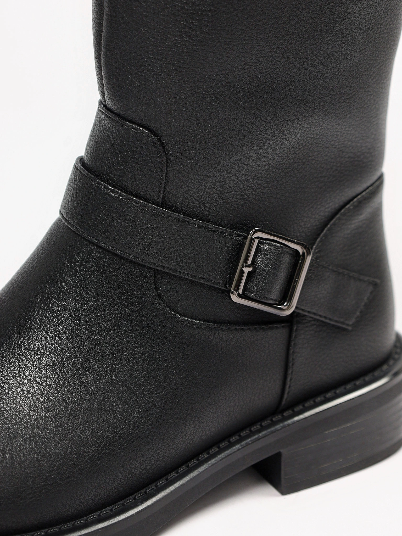 Ботфорты черного цвета на низком каблуке